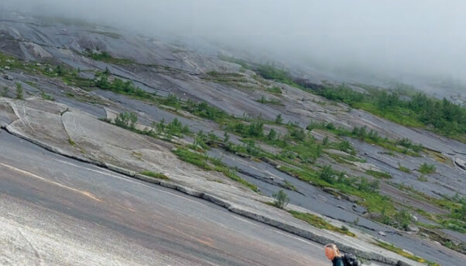 Svaet er ca. halvannet kilometer langt og inntil 350 meter bredt, polert og slepet av isens vandringer blitt gjort til et av verdens største sammenhengende steinflater