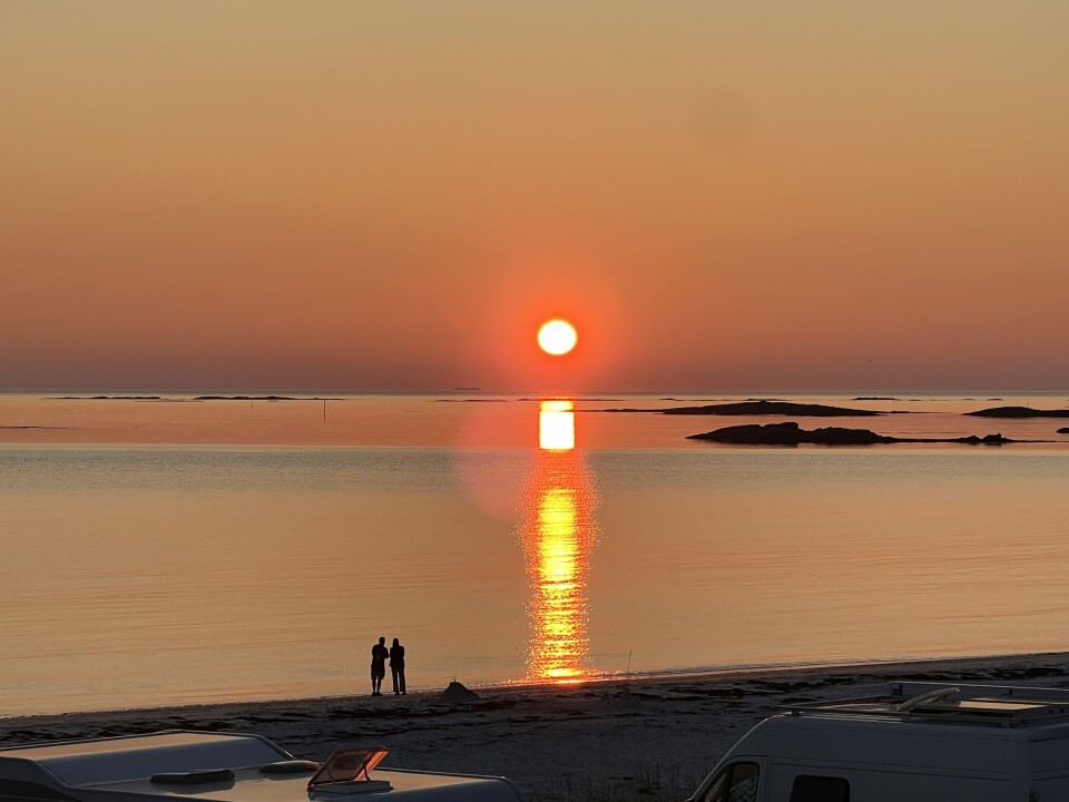 Klokka nærmer seg 23 og solnedgang på Stave camping: Sted: Andøya, Vesterålen