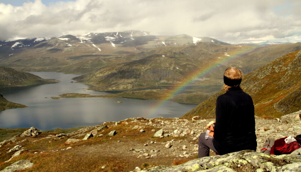 Utsikten til Bygdin og fjellheimen i øst blir mer og mer storslagen på vei oppover mot toppen. I horisonten ligger Rasletinden (2 108 moh.) innhyllet i skydekket.