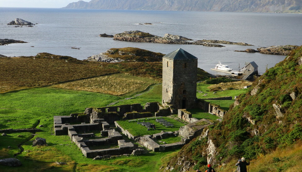 KLOSTER: På Selja fikk vi solskinn og en herlig vandring fra Hamnneset til historiske Selje kloster på vestsiden av øya, sammen med en kunnskapsrik guide. Bak skimtes det mektige Stadlandet i nord.