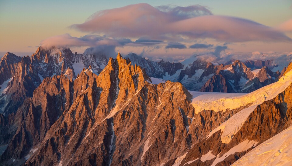 Store endringer i permafrosten er observert nær kjente europeiske vinter- og sommerdestinasjoner, slik som her ved Aiguille du Midi i Chamonix (Frankrike) og på Dovrefjell. Når naturen og landskapet forandrer seg på grunn av endret klima står flere steder i fare for å miste den viktige inntektskilden fra turismen.