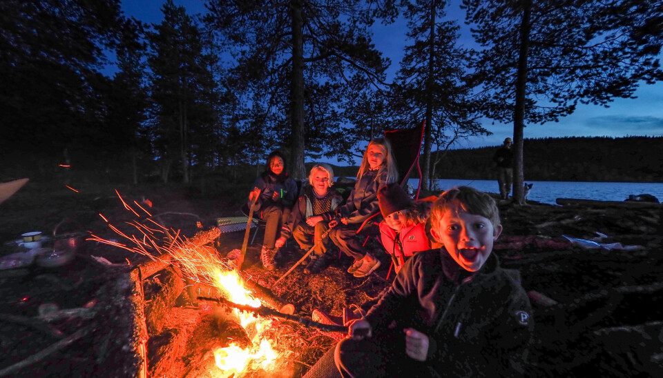 En båltur kan både lyse opp og varme opp i mørketiden.