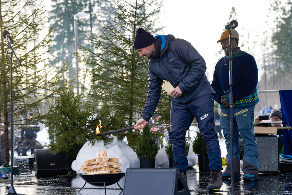 Kronprins Haakon tente bålet som markerte starten på Friluftslivets år 2025.