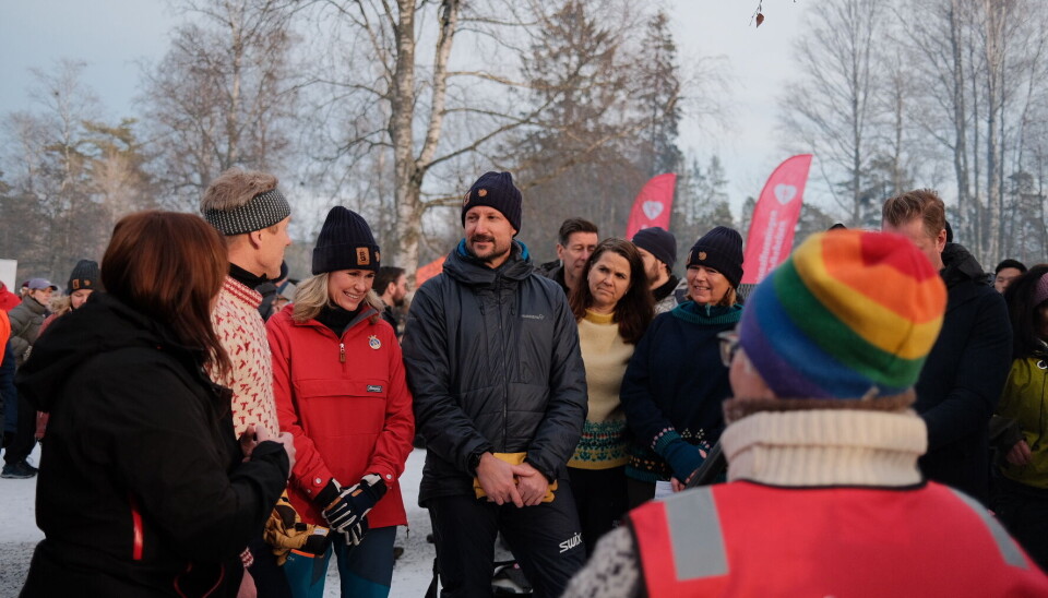 Kronprins Haakon er høy beskytter for Friluftslivets år og tok turen ut til Sognsvann lørdag. Her i prat med frivillige i DNT sammen med Oslos ordfører Anne Lindboe.