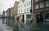Høy vannstand fører oftere til oversvømmelser, som her fra Bryggen i Bergen. Nå ber Miljødirektoratet om klarere ansvar for en aktør for å følge opp.