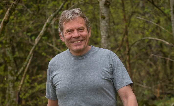 Arne Nævra (f. 1953) har en lang karriere som naturfotograf, forfatter og foredragsholder, og var i mange år knyttet til naturredaksjonen i NRK.