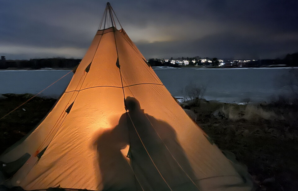Når isen ligger på fjorden, er det aller enkleste å gå ut til en av øyene og sette opp lavvoen. Det er absolutt ikke noe krav å gå en lang tur først for å finne en hyggelig plass. Bare snakk med Lars Monsen.