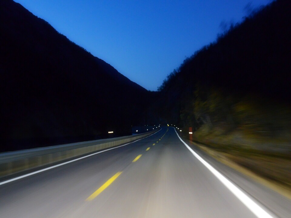 Kveldsstemning uten veilys på E6 i Drivdalen, Trøndelag Knut Opeide Statens vegvesen Kveldsstemning uten veilys på E6 i Drivdalen, Trøndelag Knut Opeide Statens vegvesen