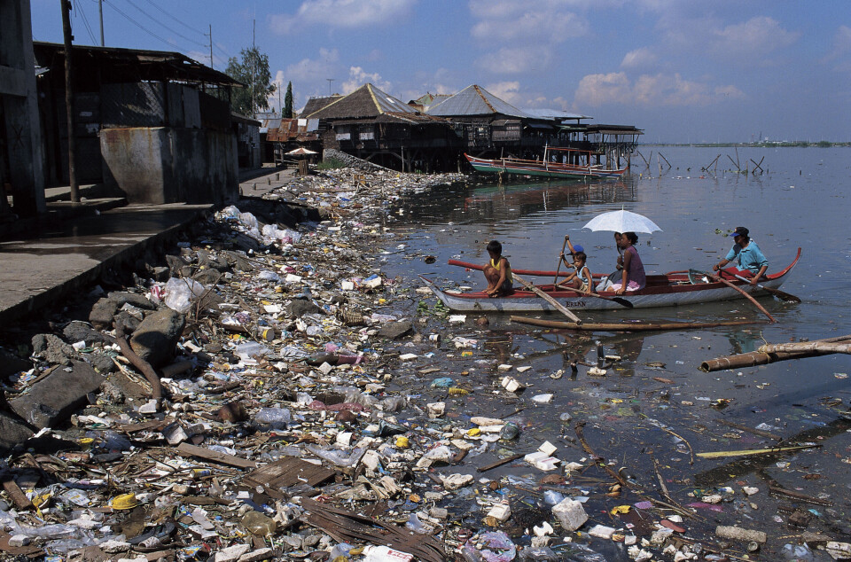 Mengden plast som havner på avveie vil øke til svimlende 205 millioner tonn per år i 2040, hvis det ikke kommer globale regler på plass, ifølge en rapport fra Nordisk ministerråd. Mengden plast som havner på avveie vil øke til svimlende 205 millioner tonn per år i 2040, hvis det ikke kommer globale regler på plass, ifølge en rapport fra Nordisk ministerråd.