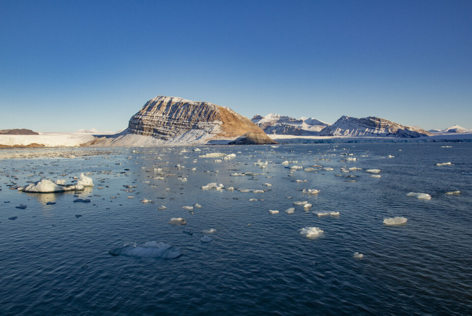 Isbreforsker Thomas V. Schuler har målt en av breene som kalver ut i Kongsfjorden ved Ny-Ålesund på Svalbard. Bildet av smeltende is i Kongsfjorden ble tatt i 2018. Isbreforsker Thomas V. Schuler har målt en av breene som kalver ut i Kongsfjorden ved Ny-Ålesund på Svalbard. Bildet av smeltende is i Kongsfjorden ble tatt i 2018.