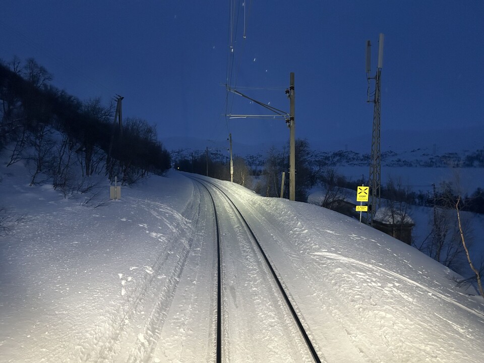 Skispor over jernbanesporet på Bergensbanen i nærheten av Haugastøl. Skispor over jernbanesporet på Bergensbanen i nærheten av Haugastøl.