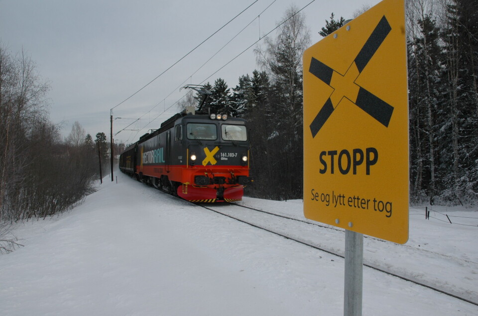 Tog kommer fort og stille, kan ikke svinge unna og kan bruke mer enn én kilometer på å stoppe helt opp. Tog kommer fort og stille, kan ikke svinge unna og kan bruke mer enn én kilometer på å stoppe helt opp.