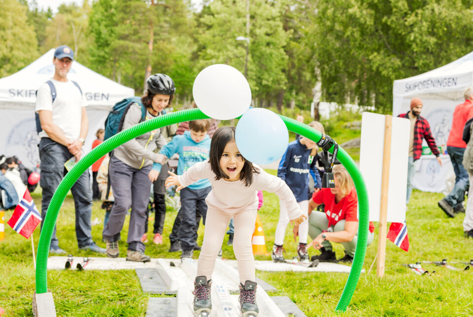 Sommer-skiløypa til Skiforeningen er en av mange aktiviteter barna kan prøve under Friluftslivets dag på Sognsvann. Sommer-skiløypa til Skiforeningen er en av mange aktiviteter barna kan prøve under Friluftslivets dag på Sognsvann.