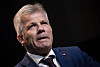Bjørnar Skjæran taler på en konferanse med mørk bakgrunn.