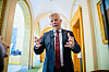 Bjørnar Skjæran står i en korridor i Stortinget og gestikulerer mens han snakker.