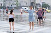 Politiet i Budapest bruker en vannkanon for å avkjøle folk under hetebølgen i slutten av juni.