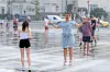Politiet i Budapest bruker en vannkanon for å avkjøle folk under hetebølgen i slutten av juni.