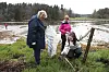 Her er Erna Solberg i aksjon sammen med Kine Martinussen (th) og Nancy Strand fra Hold Norge Rent på Strandryddedagen i 2018